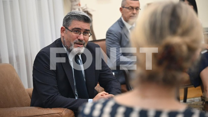 Ministar se nada klasteru